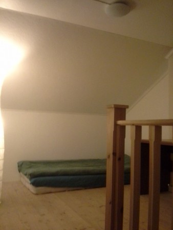 Rum 1 på över-våningen från trappen. 